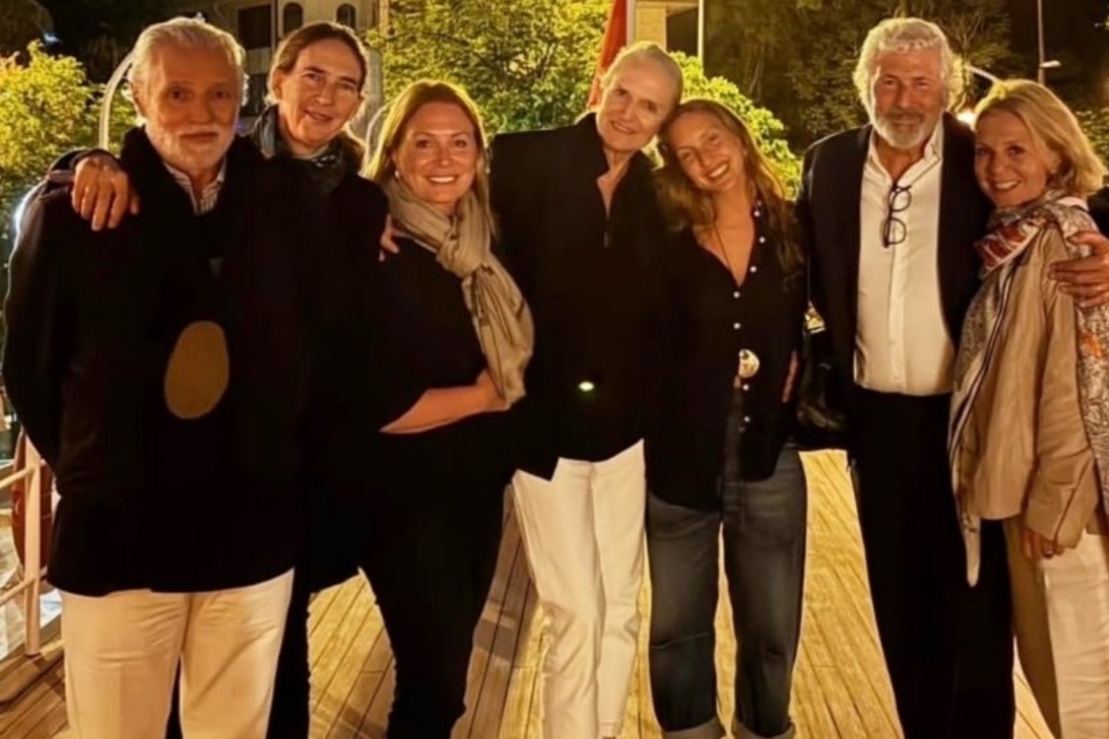Caroline Koç ve kızı Aylin Koç, dostlarını Halas'ta ağırladı