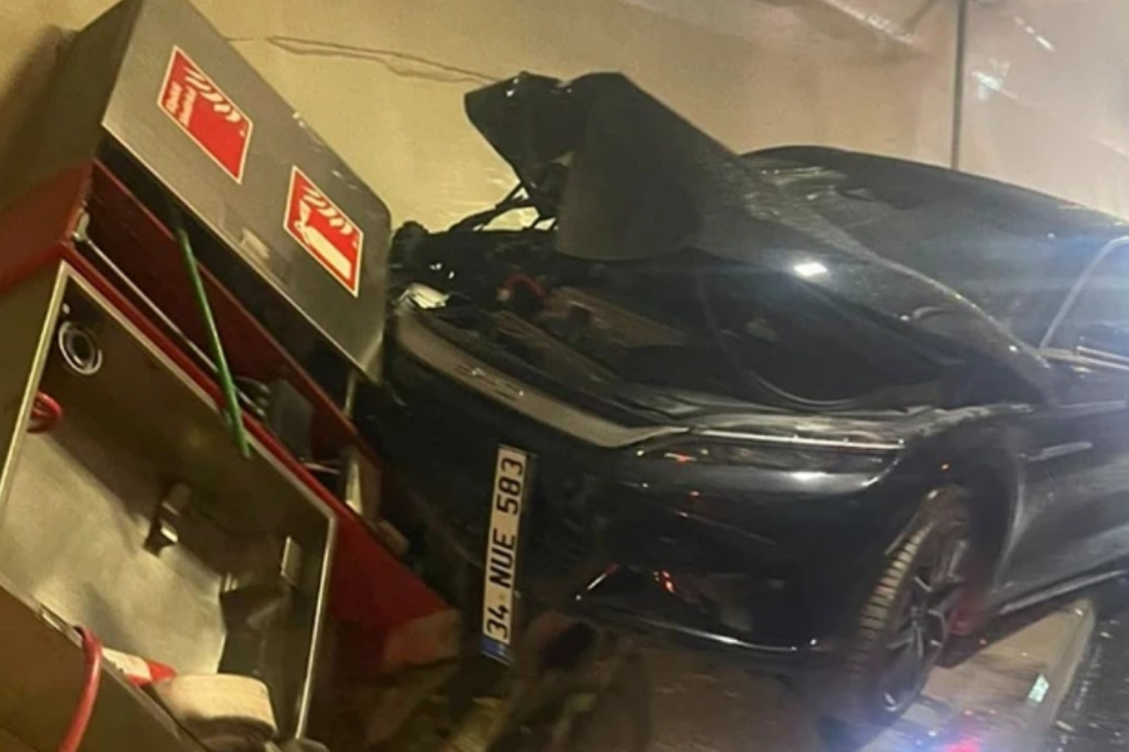 Avrasya Tüneli'nde korkutan kaza, otomobil itfaiyeye ait yan
