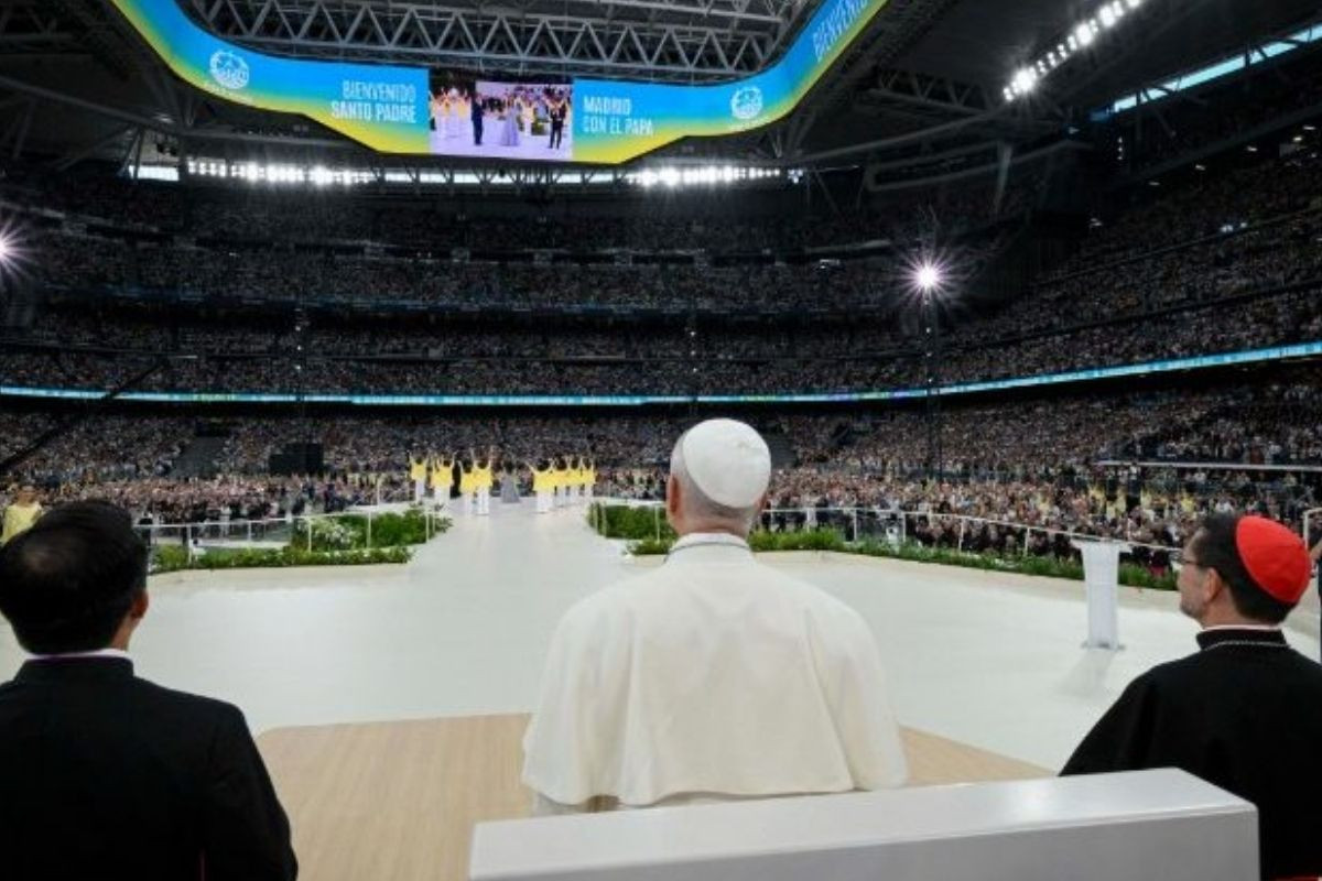 Papa Leo, Real Madrid'in stadı Bernabeu'da piskoposluk topluluğuyla buluştu