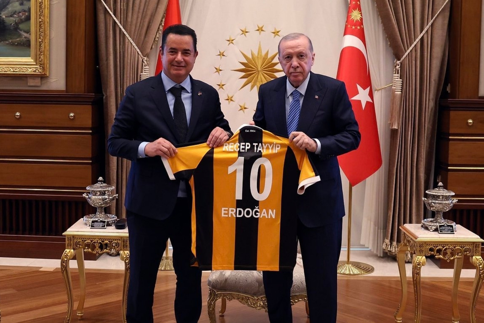 Cumhurbaşkanı Recep Tayyip Erdoğan, iş insanı Acun Ilıcalı'yı Cumhurbaşkanlığı Külliyesi’nde kabul etti ve takımı Hull City'nin başarısını tebrik etti