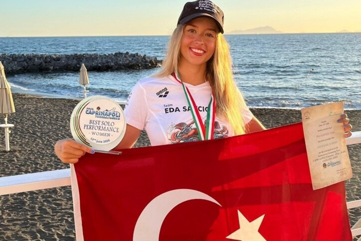 İzmirli ultra maraton yüzücüsü Eda Savcıgil, Capri-Napoli yarışını kazanarak parkur rekorunu kırdı