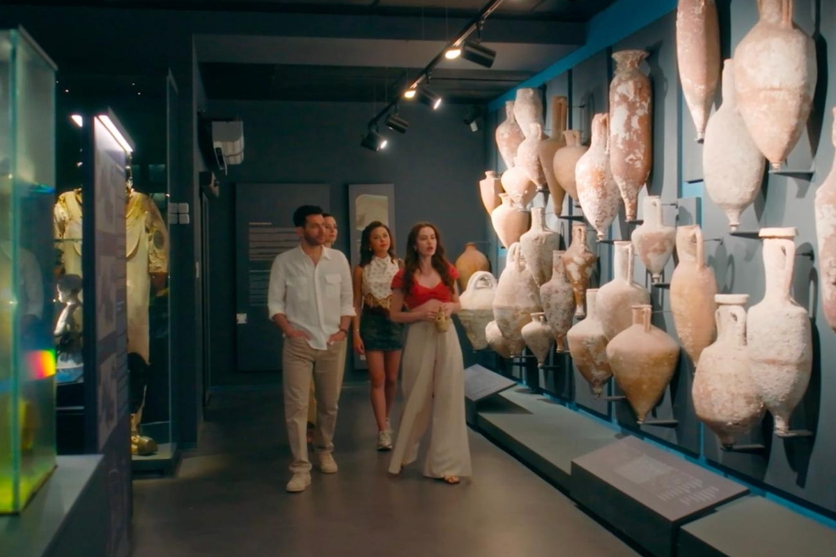 Go Türkiye’nin yeni mini dizisi ‘Turquoise Summer’ Bodrum ve Göcek’in turkuaz kıyılarını romantik bir hikâyeyle dünyaya tanıtıyor