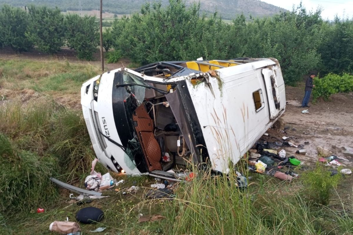 Isparta'da tur otobüsü devrildi, çok sayıda ölü ve yaralı var