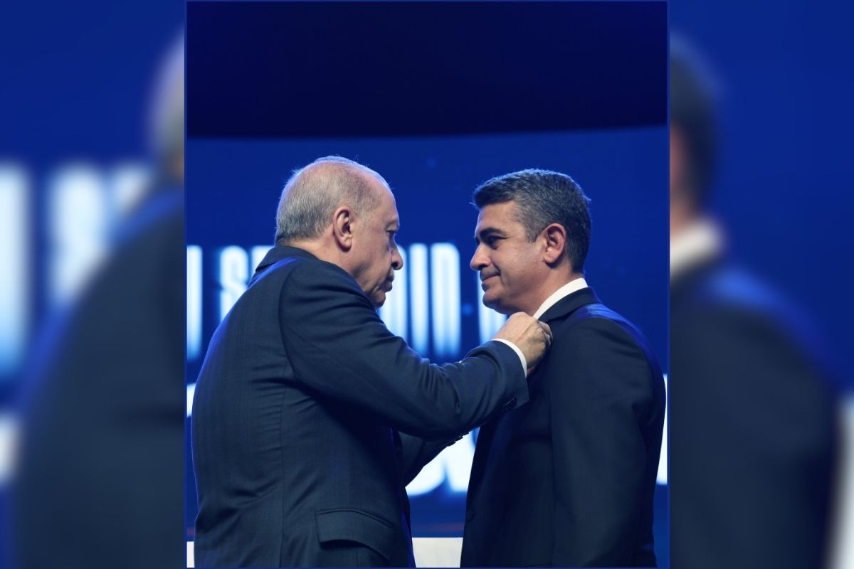 Cumhurbaşkanı Erdoğan, CHP'den istifa eden Haymana Belediye Başkanı Levent Koç'a yeni rozetini taktı