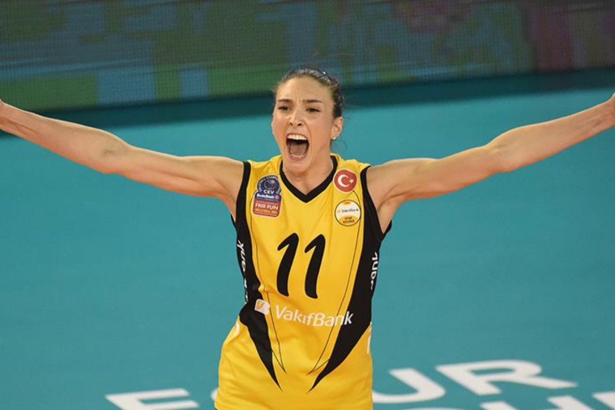 Naz Aydemir Akyol, yeniden VakıfBank'a transfer oldu