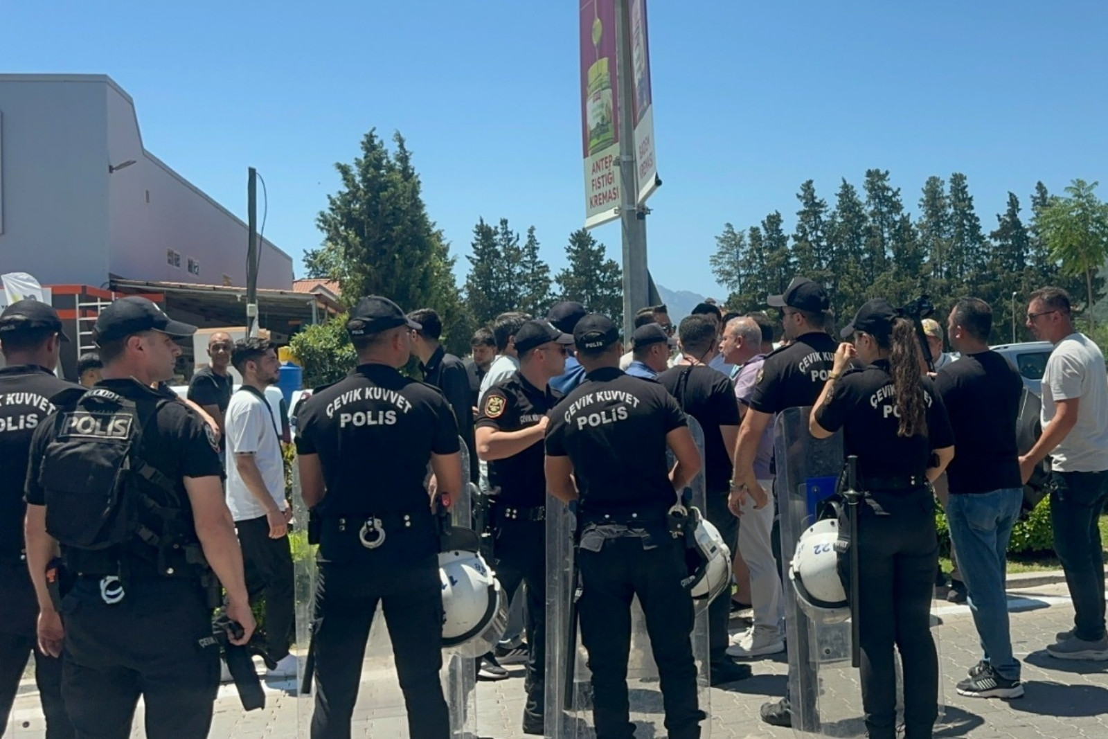 Marmaris’te Kapalı Çarşı esnafı protesto için belediye önünde toplandı, polis biber gazıyla müdahale etti