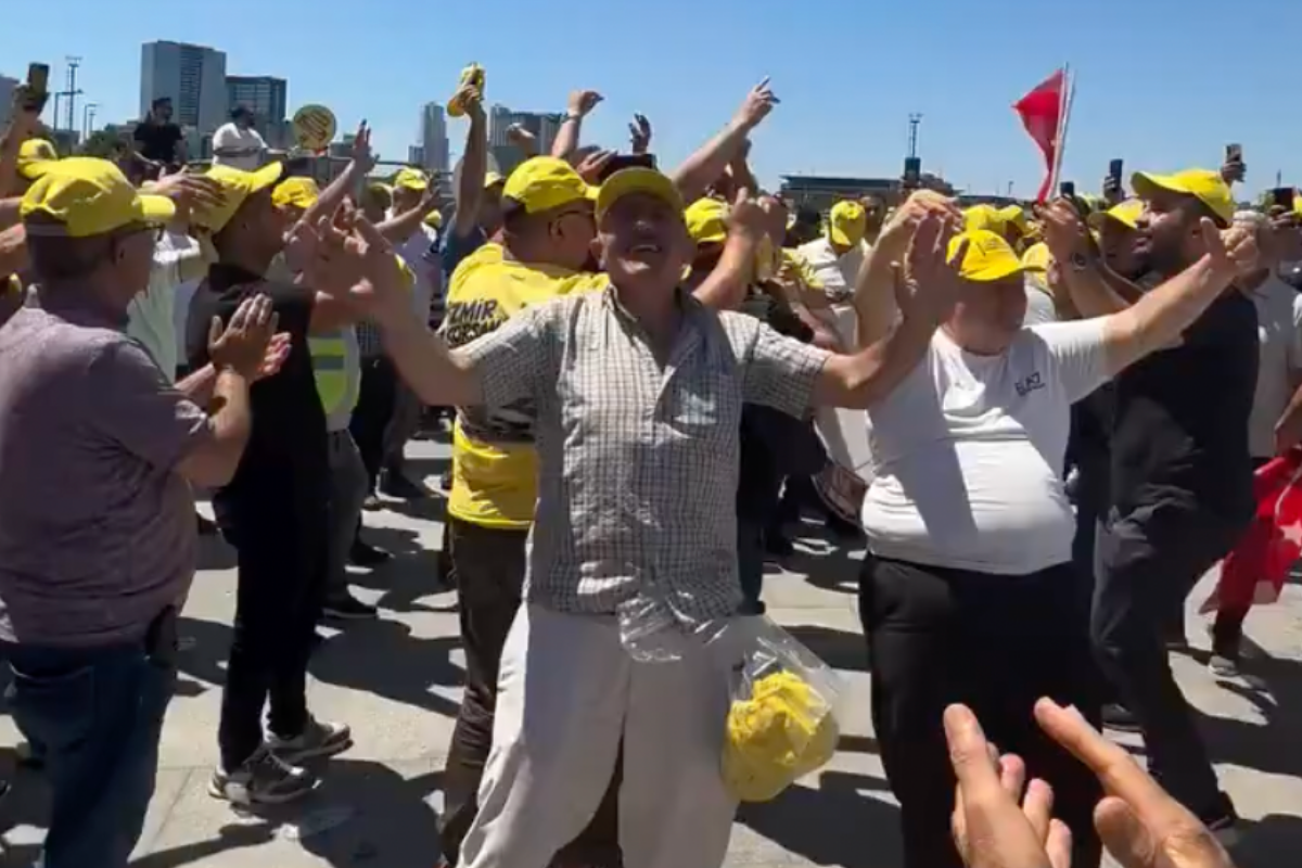 Mahkeme Martı TAG için erişim engeli kararı verdi, adliye önünde toplanan taksiciler kararı oynayarak kutladı