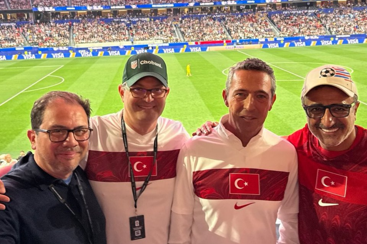 Fenerbahçe'nin eski başkanı Ali Koç ve Chobani'nin patronu Hamdi Ulukaya, Los Angales'taki Türkiye - ABD maçını birlikte izledi