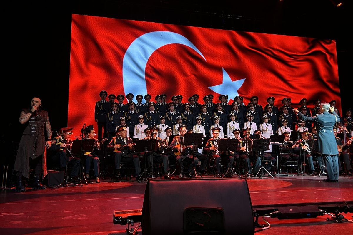 Aleksandrov Rus Kızılordu Korosu ve Hayko Cepkin Harbiye'de aynı sahnede buluştu