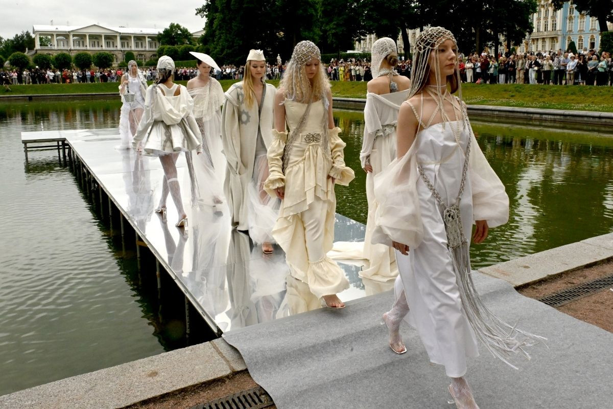 Tarihi Yekaterininsky Parkı moda şölenine ev sahipliği yaptı