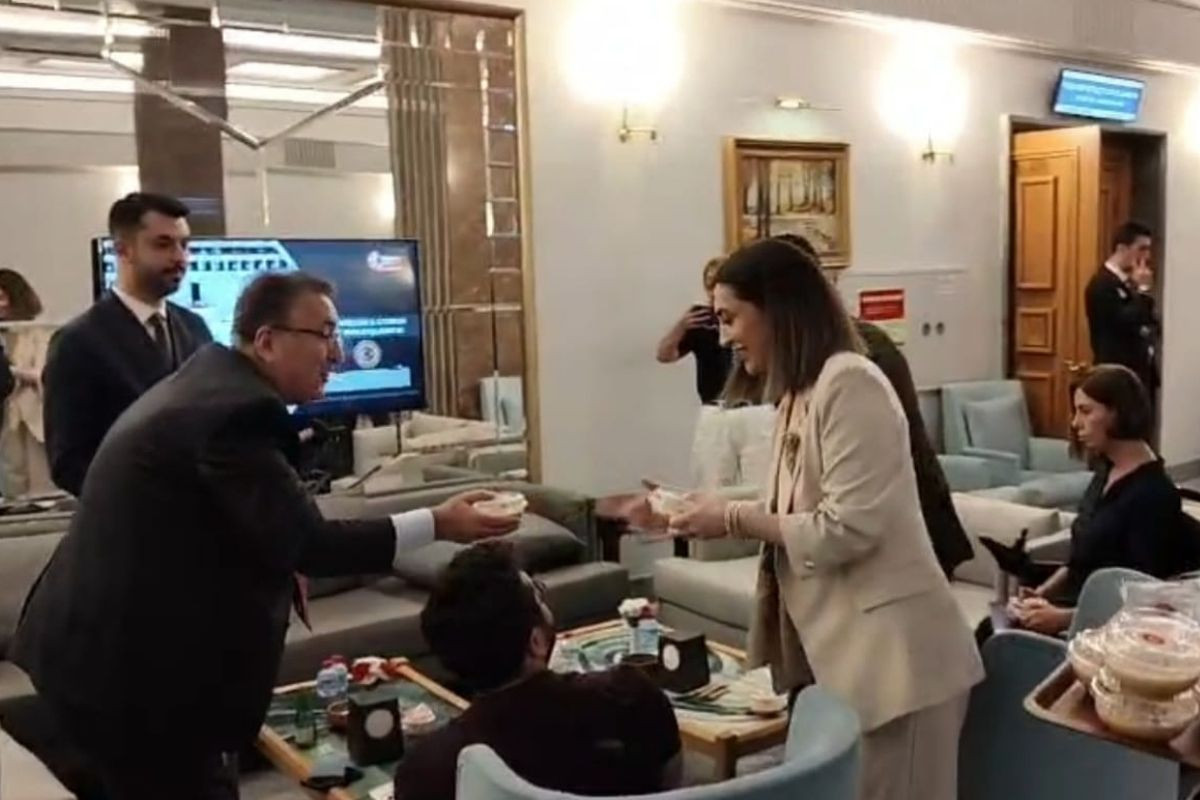 TBMM'de milletvekillerine aşure ikram edildi