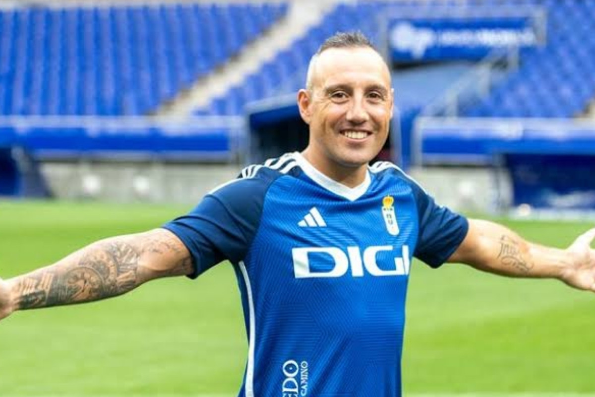 İspanyol futbolunun efsane ismi Santi Cazorla, 41 yaşında profesyonel futbol kariyerini noktaladı