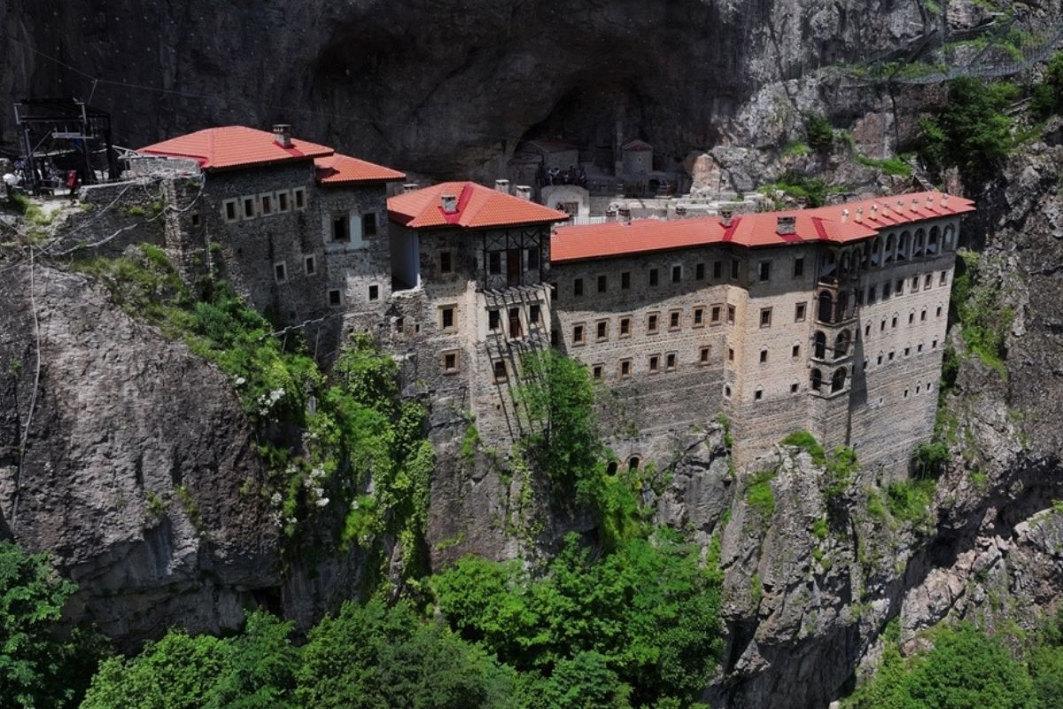 Sümela Manastırı ziyaretçilerin ilgi odağı