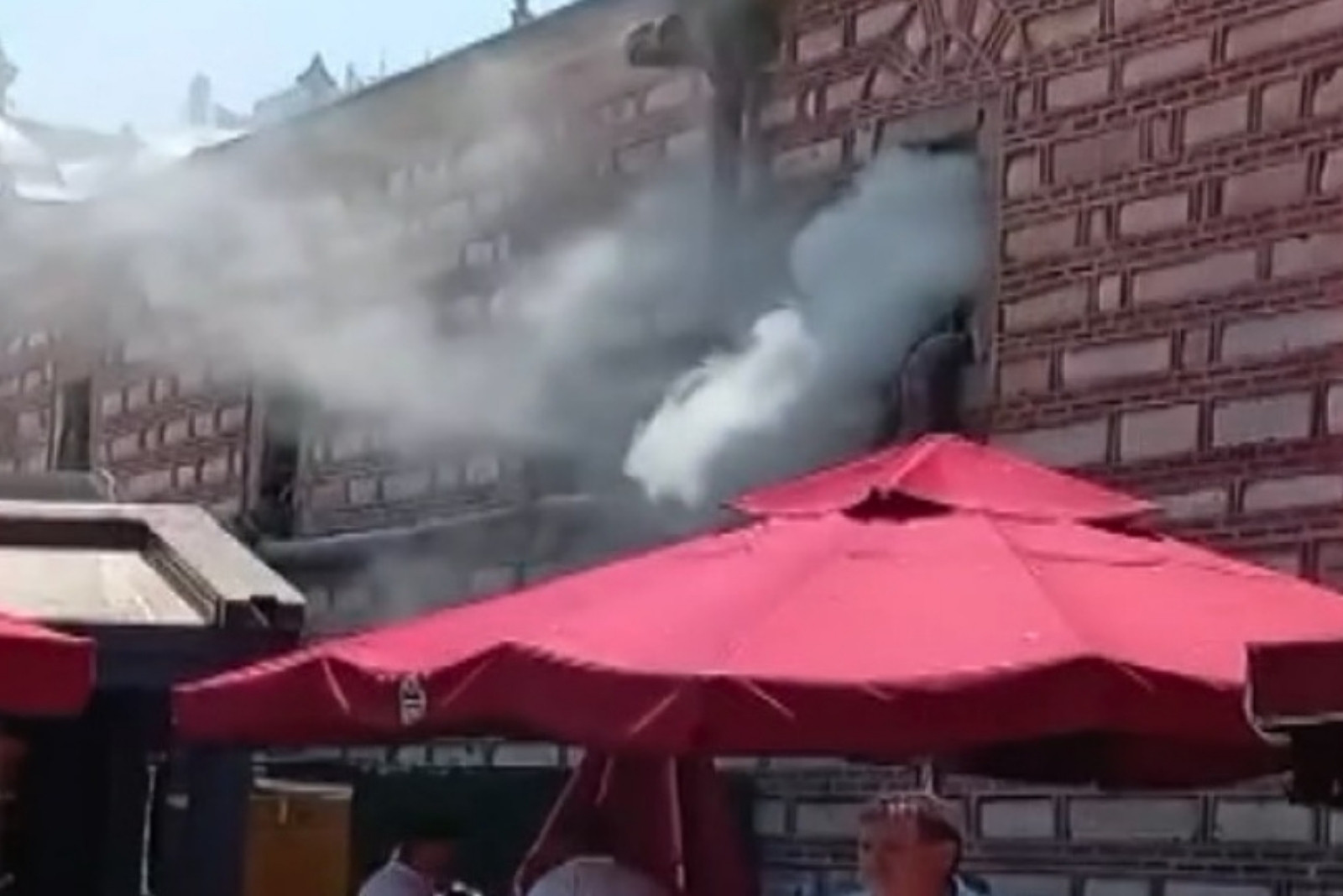 Mısır Çarşısı'ndaki baharatçı dükkanında çıkan yangın kontrol altında