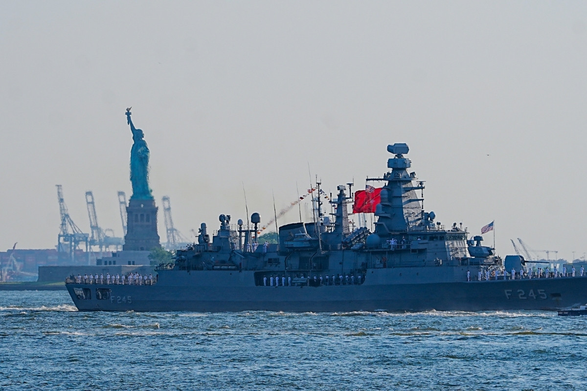 TCG Oruçreis, ABD'nin 250'nci kuruluş yılı töreni için New York Limanı'na demirledi
