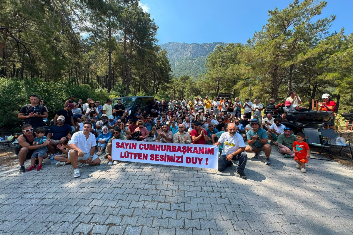 Ölüdeniz'de yamaç paraşütü pilotları uçuşları durdurdu, taleplerini duyurmak için açıklama yaptı