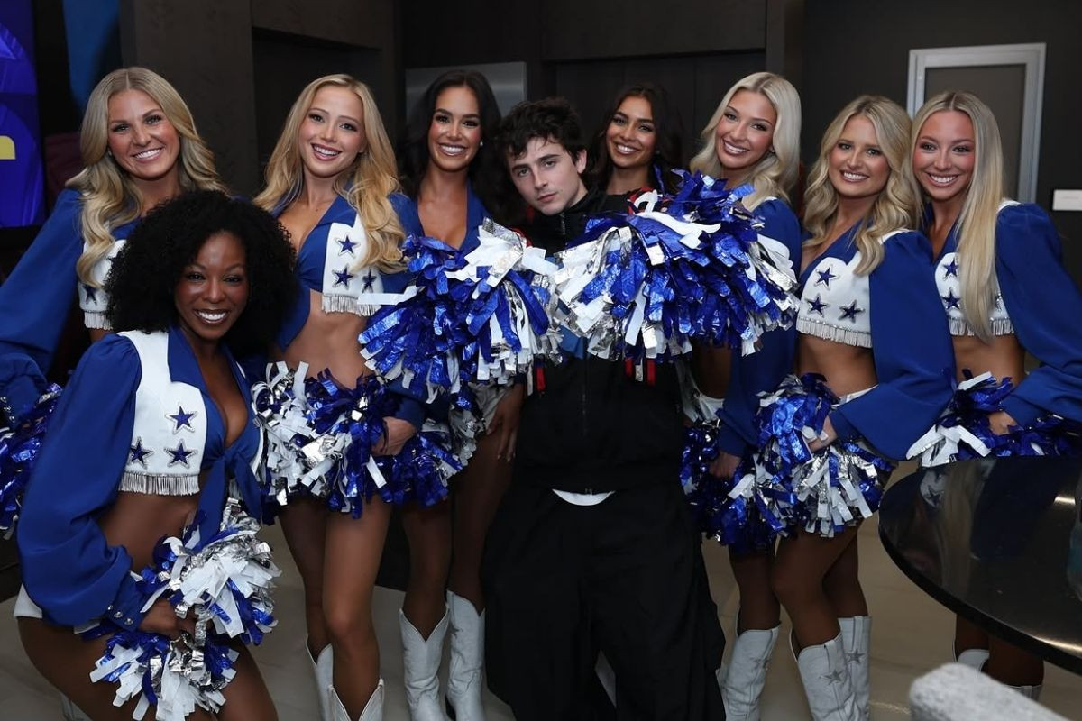 Timothée Chalamet, Dallas Cowboys Cheerleaders ile buluştu