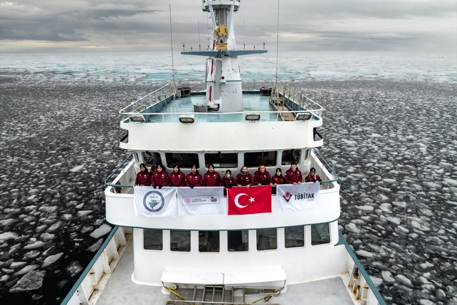6. Ulusal Arktik Bilimsel Araştırma Seferindeki Türk bilim ekibi Kuzey Kutbu'nda