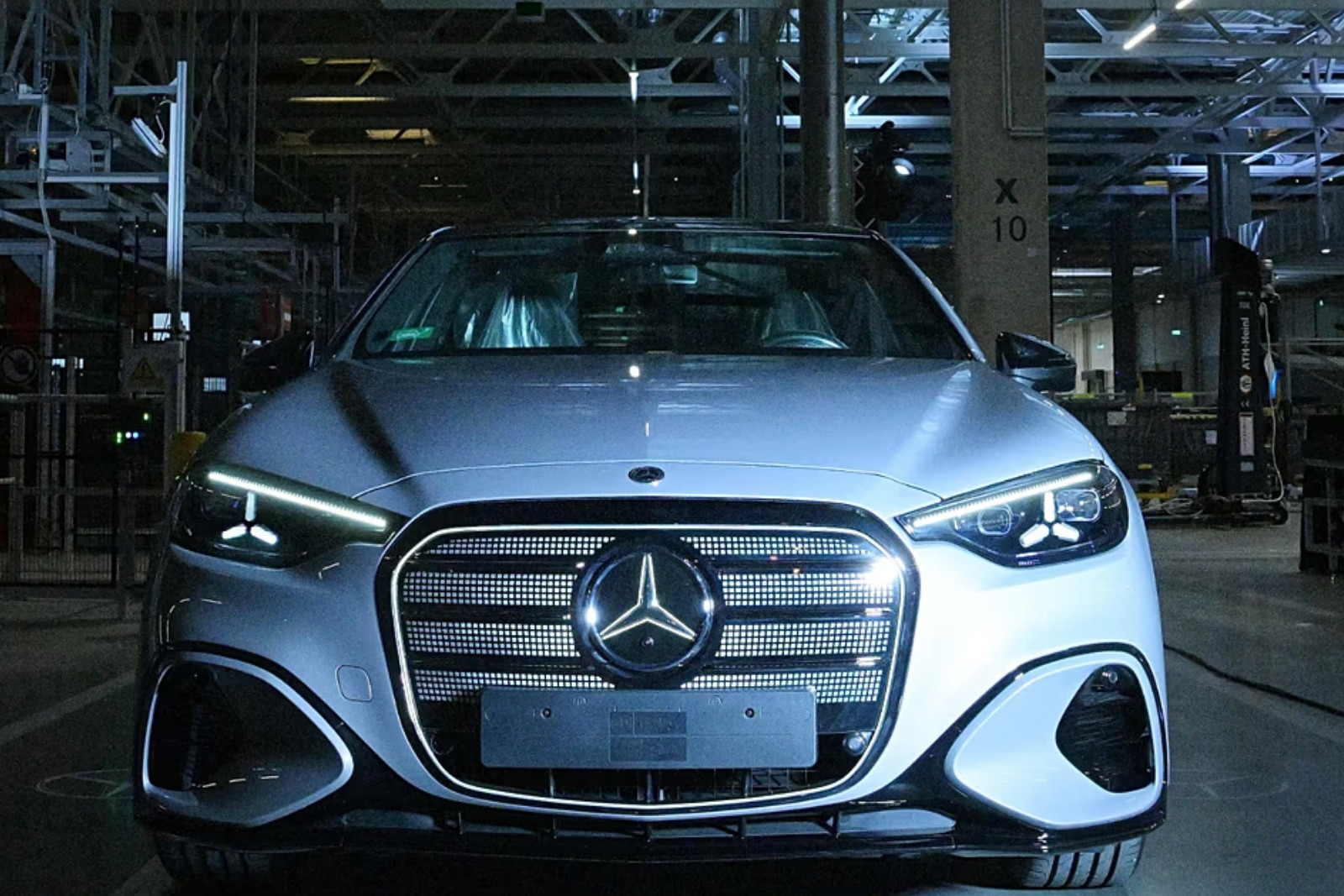 Mercedes-Benz, açık kapı algılama hatası riskinden dolayı 310 bin aracını geri çağırıyor