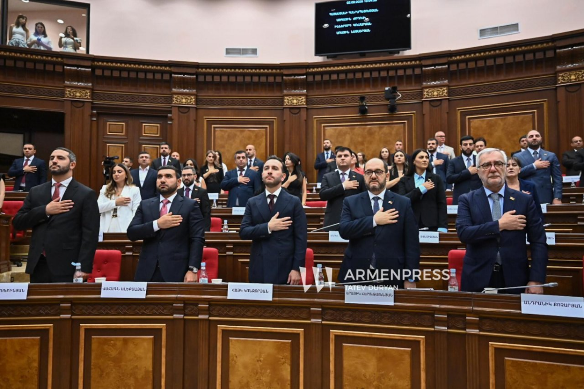 Ermenistan'da hükümet, yeni seçilen parlamentonun ilk oturumunun başlamasıyla istifa etti