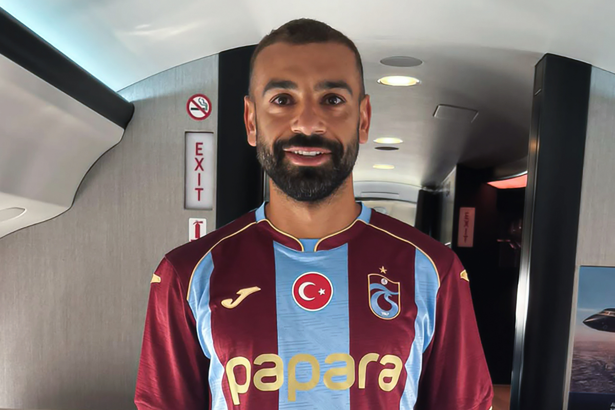 Trabzonspor'un yeni transferi Mohamed Salah uçağa bindi, formayı giydi