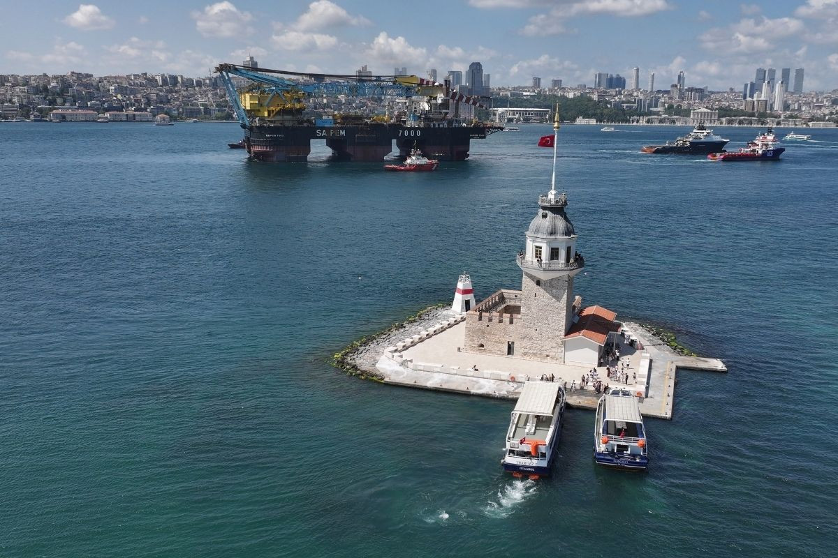 Dünyanın üçüncü büyük yarı batık vinç gemisi 'Saipem 7000' İstanbul Boğazı'ndan geçti