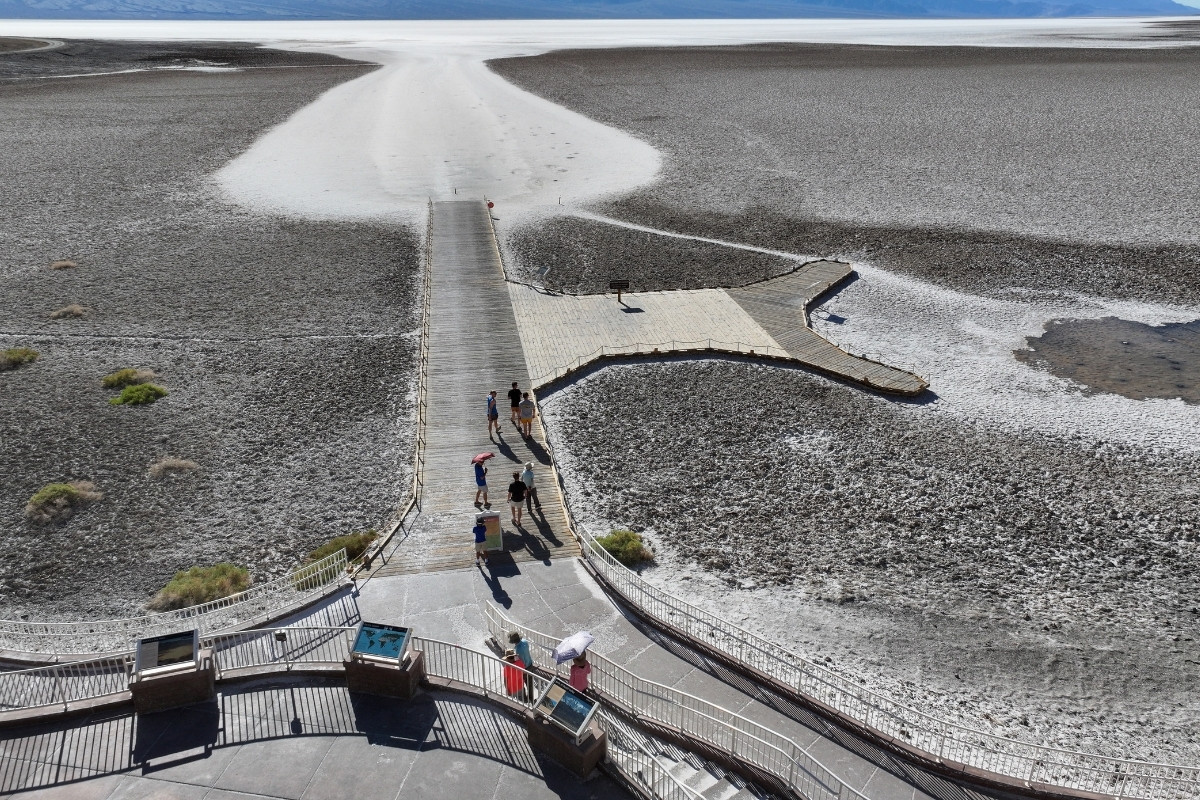 Ölüm Vadisi'nde 56,7 derecelik kavurucu sıcağa rağmen turist akını