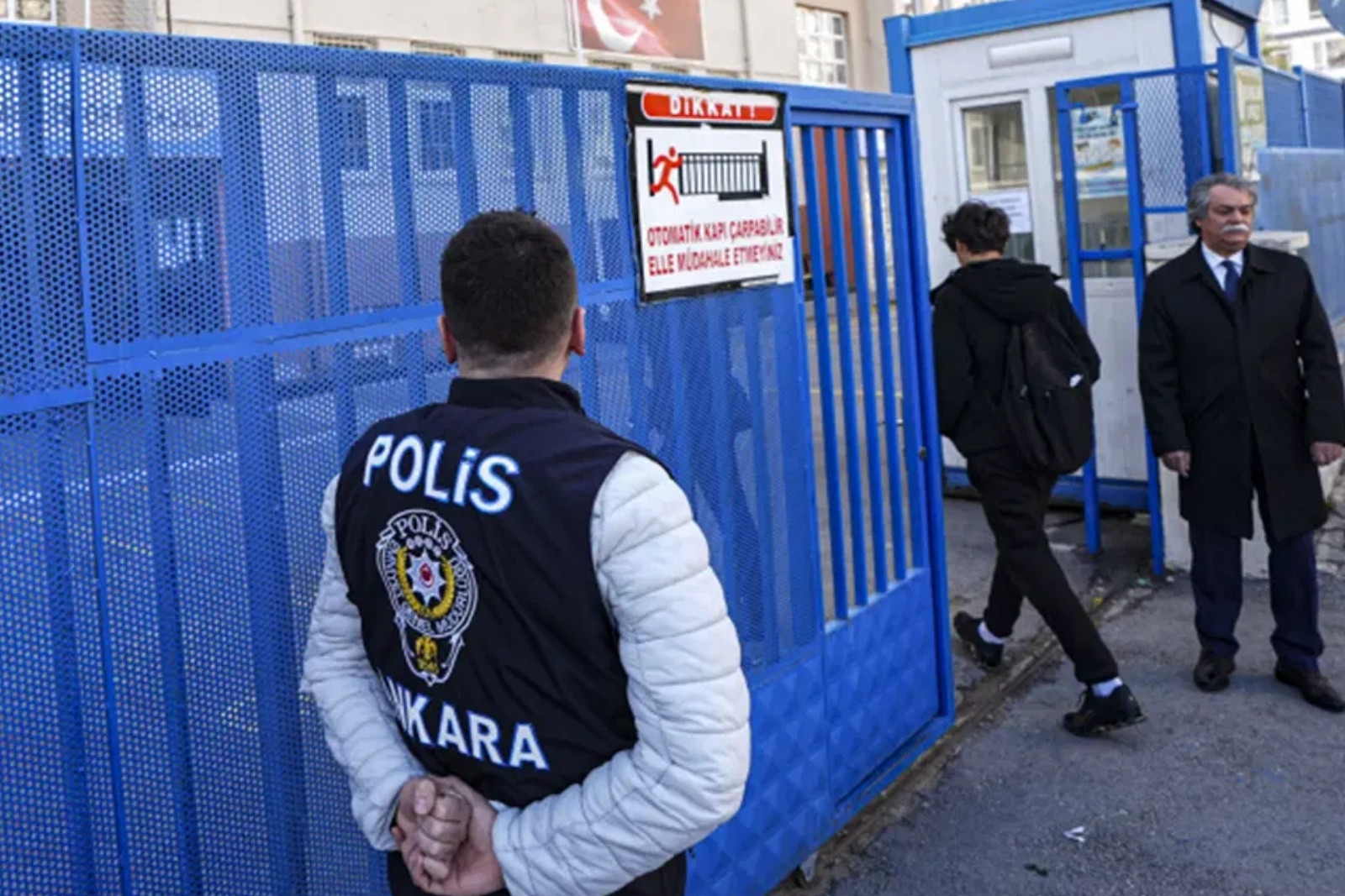Okullara 30 bin yeni güvenlik görevlisi alınacak, dedektörle arama yetkisi verilecek