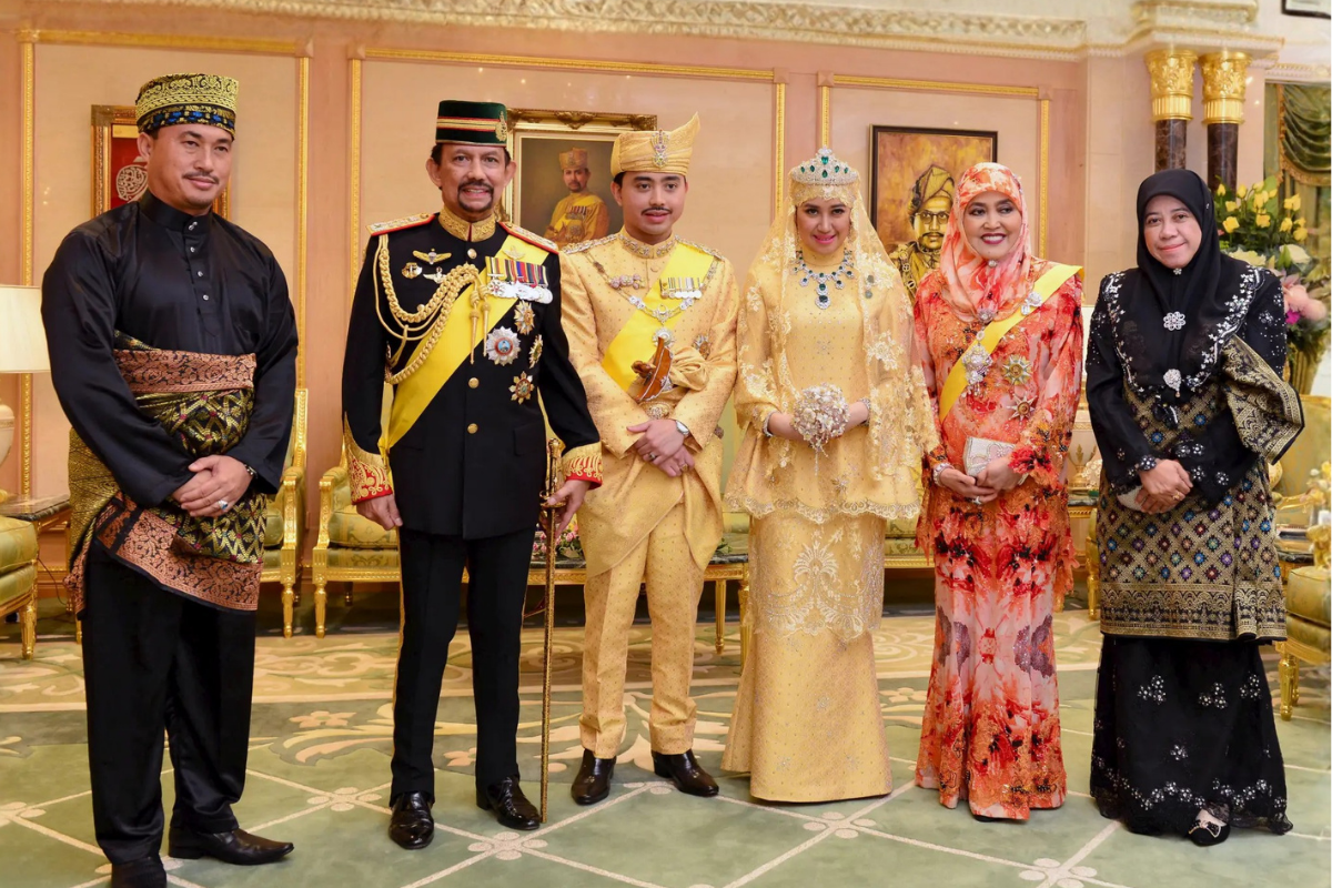 Dünyanın en zengin liderlerinden Brunei Sultanı Hassanal Bolkiah, gelininin kraliyet unvanlarını geri aldı