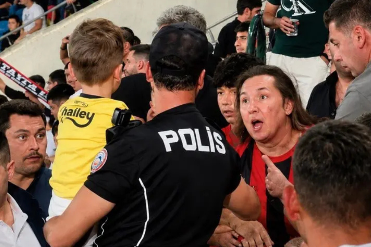 Gençlik ve Spor Bakanı Osman Aşkın Bak forması çıkarılan Fenerbahçeli çocuk için açıklama yaptı