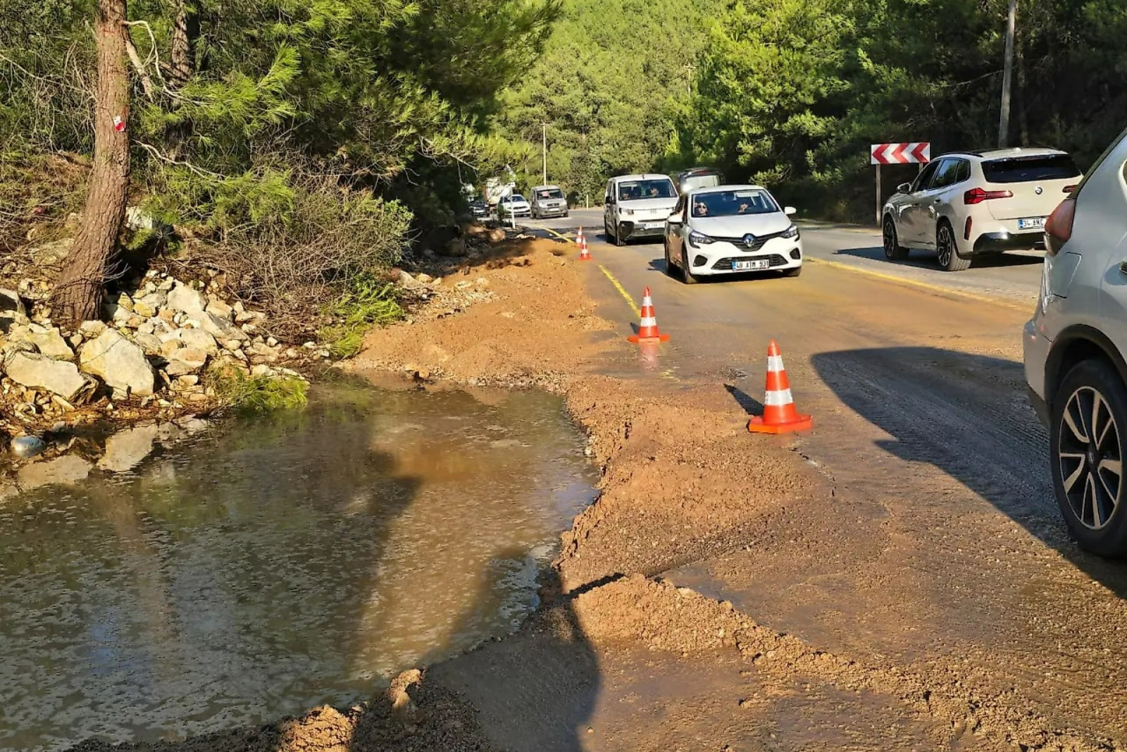 Bodrum’da su boruları artık patlamaz denilerek yenilendi ama yine patladı