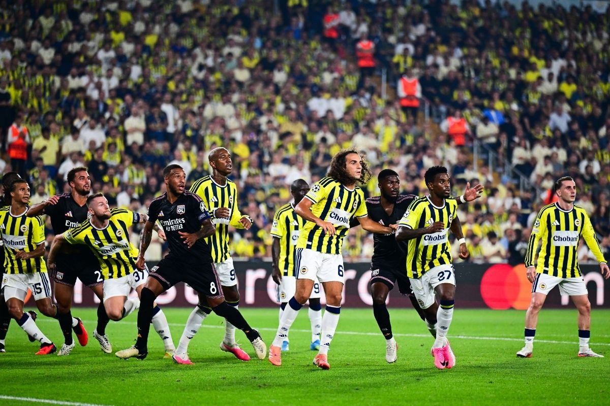 Fenerbahçe, Kadıköy'de Olimpik Lyon'la berabere kaldı