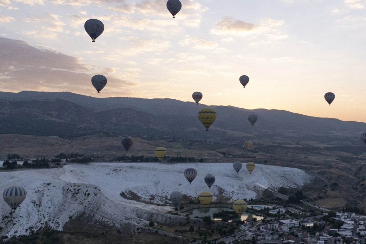 Pamukkale'de tarih, doğa ve gökyüzü buluşuyor