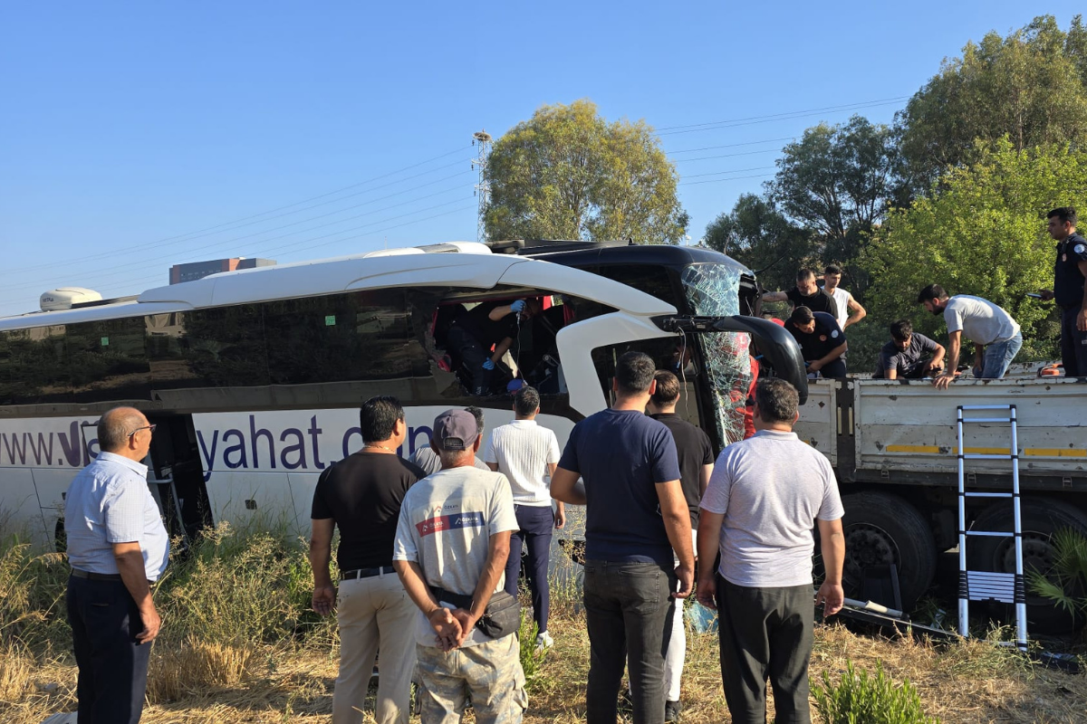 İstanbul’dan Bodrum’a giden otobüs Milas’ta TIR’a çarptı, 3 yolcu hayatını kaybetti