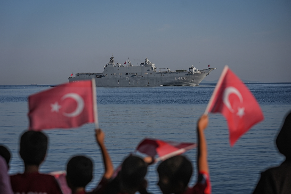 Türk donanmasının seçkin platformları 'TEKNOFEST Mavi Vatan' öncesi Yalova'da selamlama geçişi yaptı