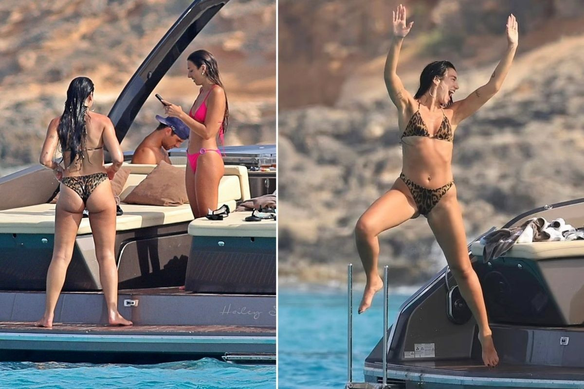 Leopar desenli bikinili Dua Lipa, Ibiza tatilinde