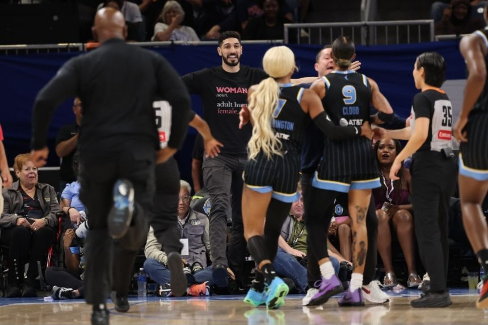 FETÖ'cü Enes Kanter'e salondan sert tepki, kadınlar maçını karıştırdı