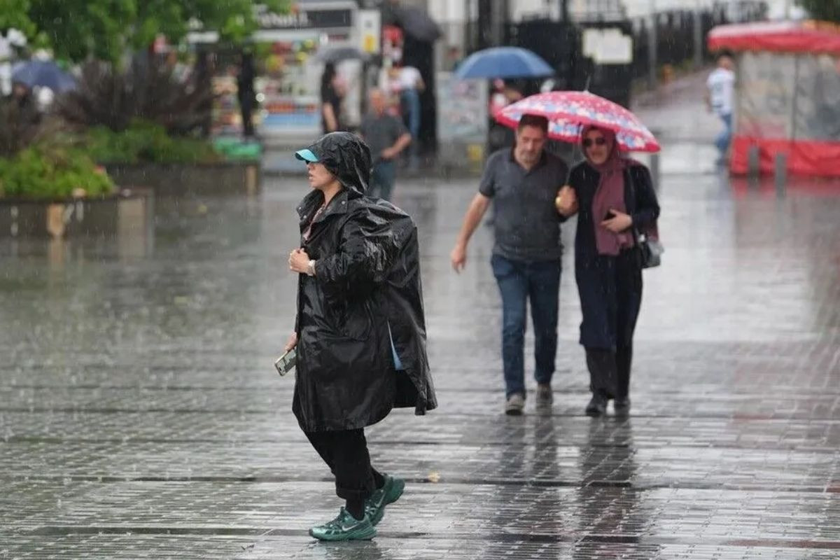 İstanbul yarın yağışlı sistemin etkisi altına girecek