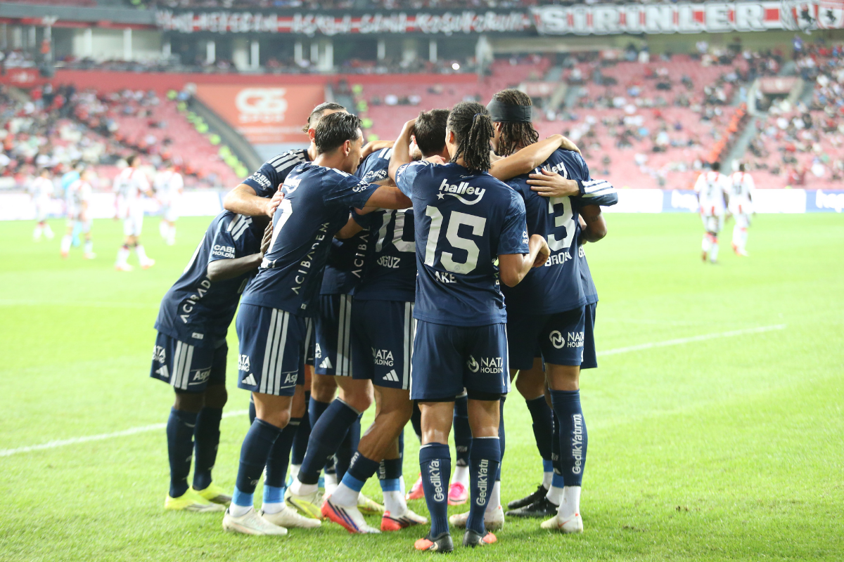 Fenerbahçe deplasmanda Samsunspor'dan 3 puanı 2 golle aldı