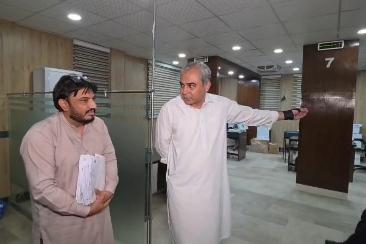 Pakistan İçişleri Bakanı Muhsin Nakvi pasaport bürosunu habersiz denetledi, kimseyi bulamadı, hepsini görevden aldı