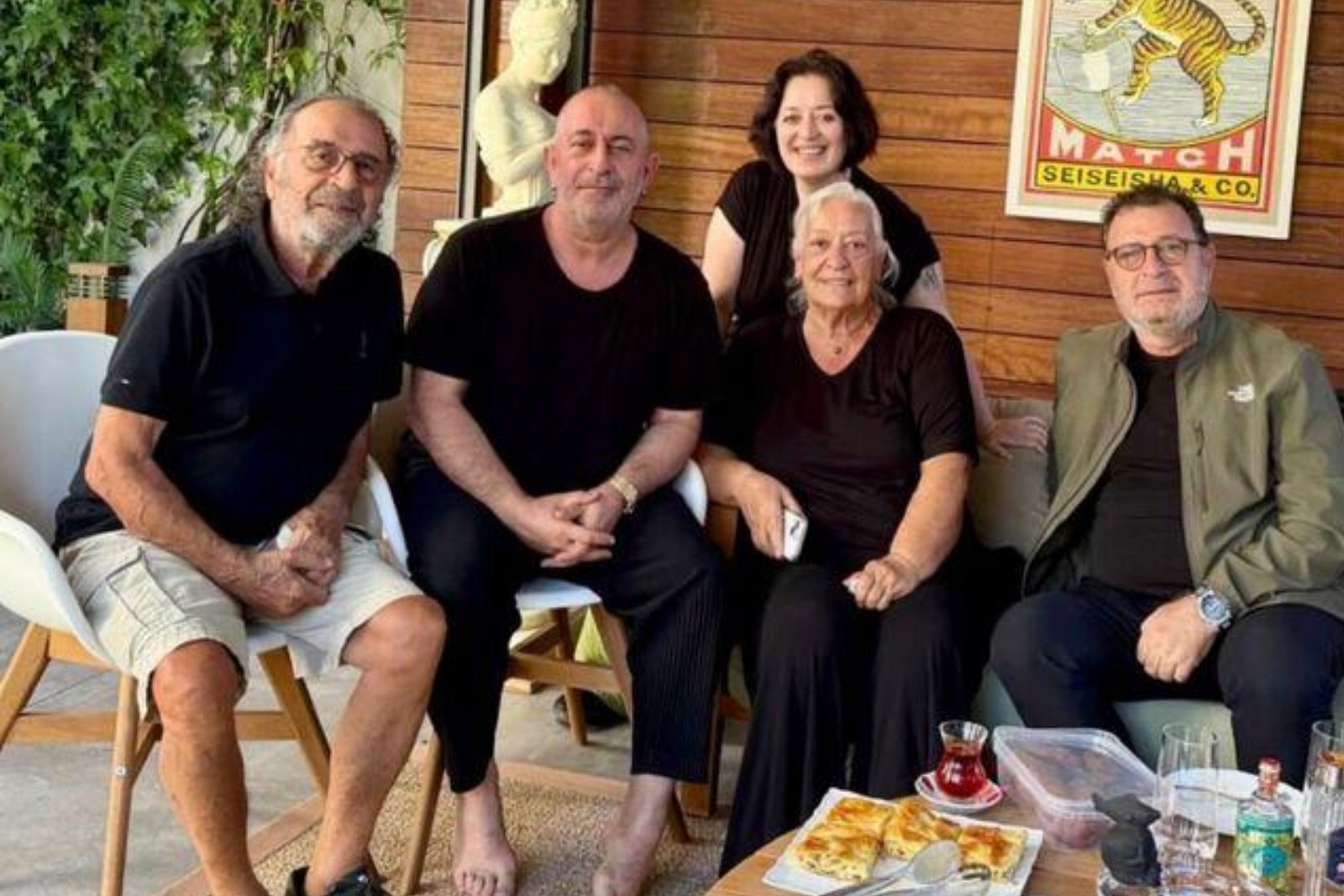 Kalp krizi sonrası taburcu olan Cem Yılmaz’a annesinden börek, kek ve ince belli bardakta çay tedavisi