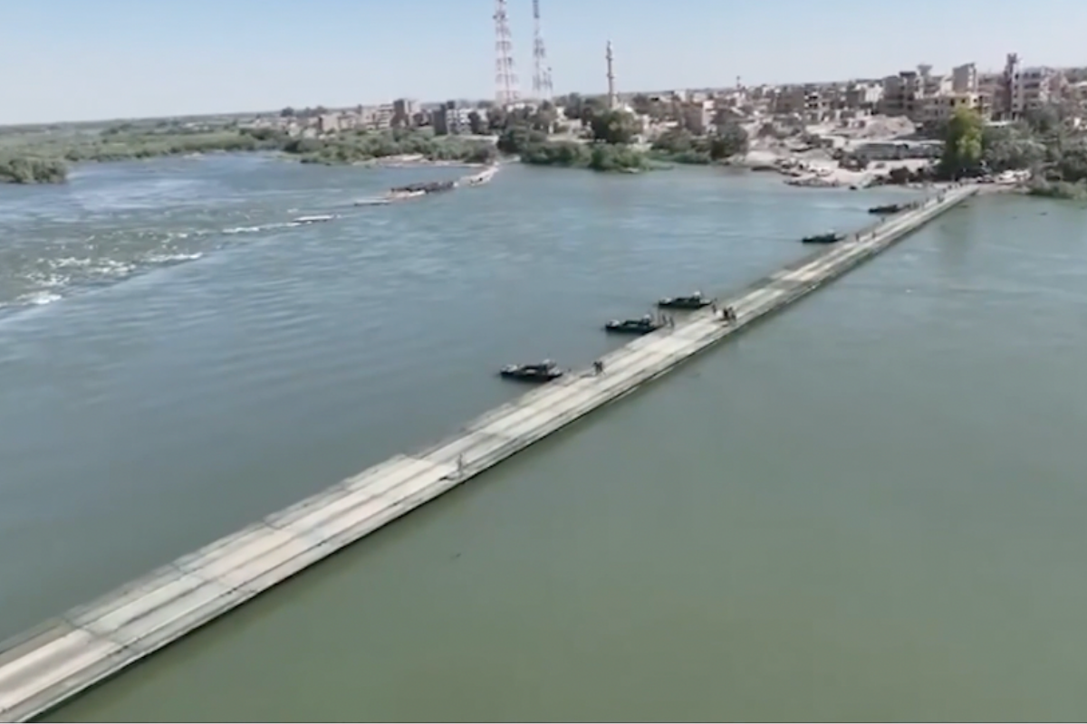 Mehmetçik, Suriye'de Fırat Nehri üzerine yüzer köprü kurdu