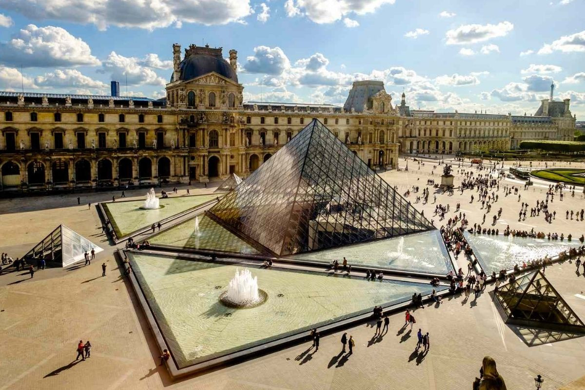 Fransa'da aşırı sıcaklar nedeniyle müze ve tarihi yapılar gelir kaybetti, Louvre Müzesi'nde bilet iadeleri 1 milyon euro oldu