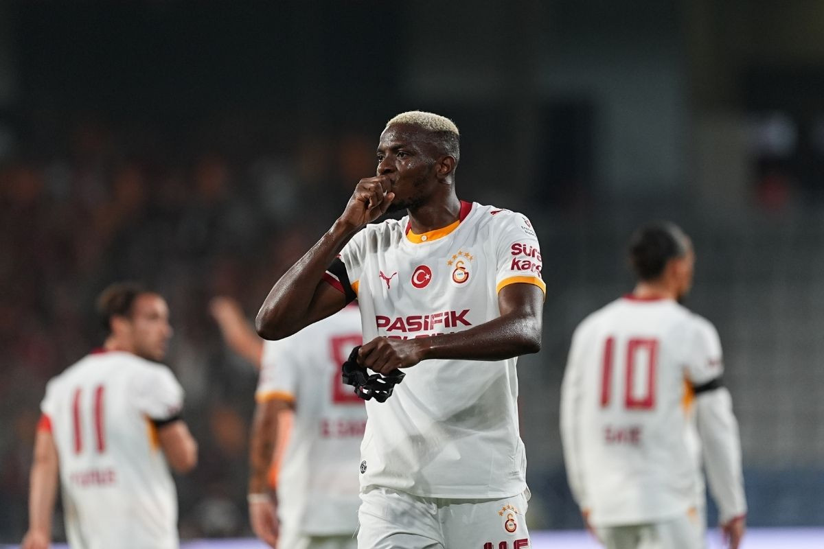Galatasaray'a Osimhen'den kötü haber, maça devam edemedi
