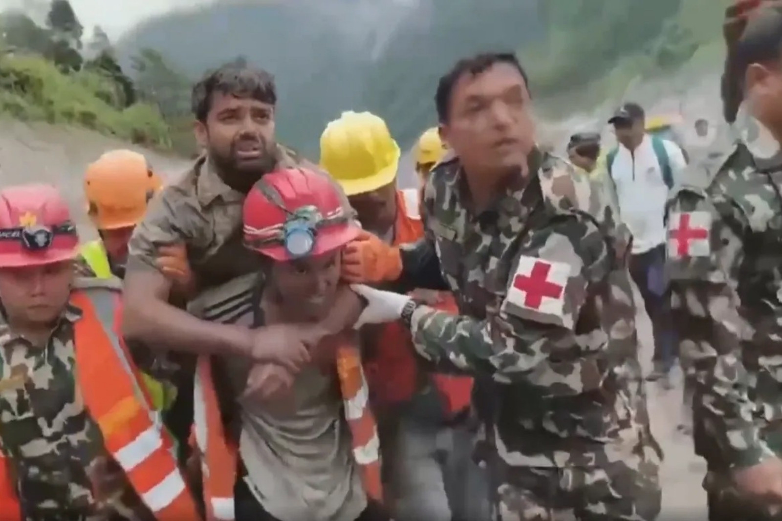 Nepal'deki sel faciasından 10 gün sonra mucize kurtuluş