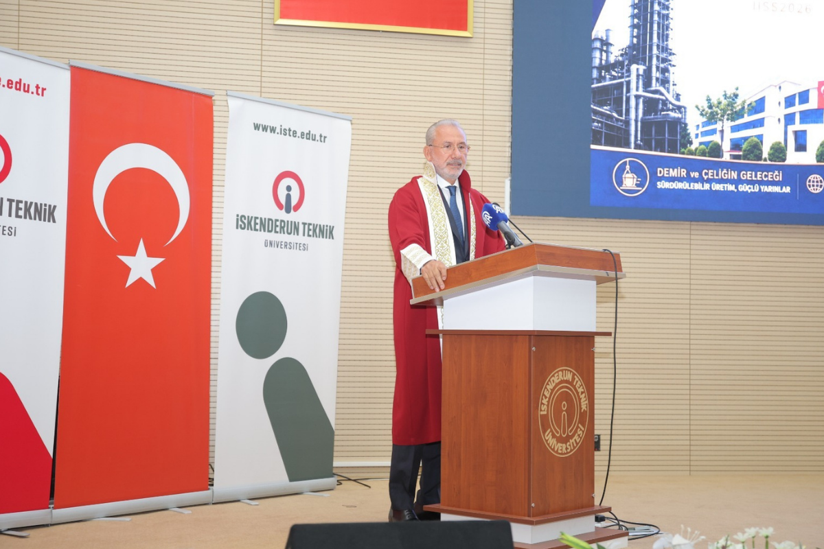 Memleketi İskenderun’da fahri doktora ünvanı alan Fuat Tosyalı annesine teşekkür etti, gözyaşlarını tutamadı