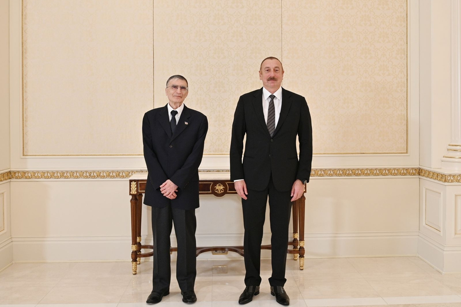 Aliyev, Nobel ödüllü Türk bilim insanı Aziz Sancar'ı şöhret nişanıyla ödüllendirdi