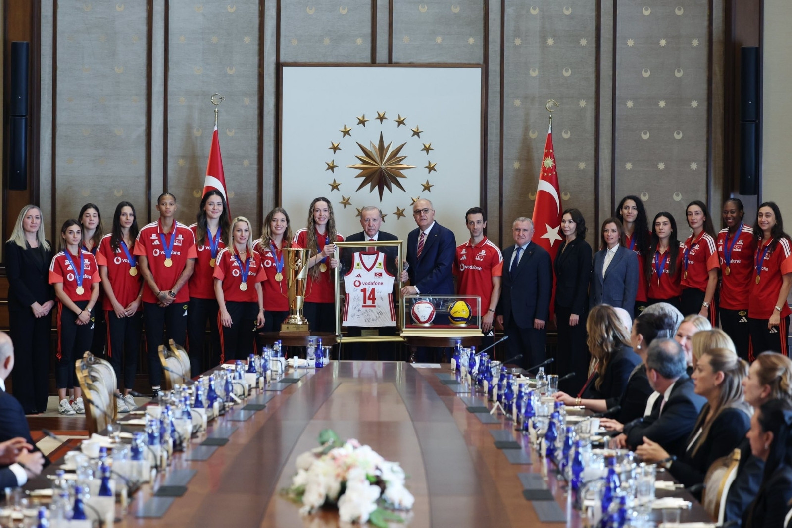 Cumhurbaşkanı Recep Tayyip Erdoğan, şampiyon milli voleybolcuları Beştepe'de kabul etti