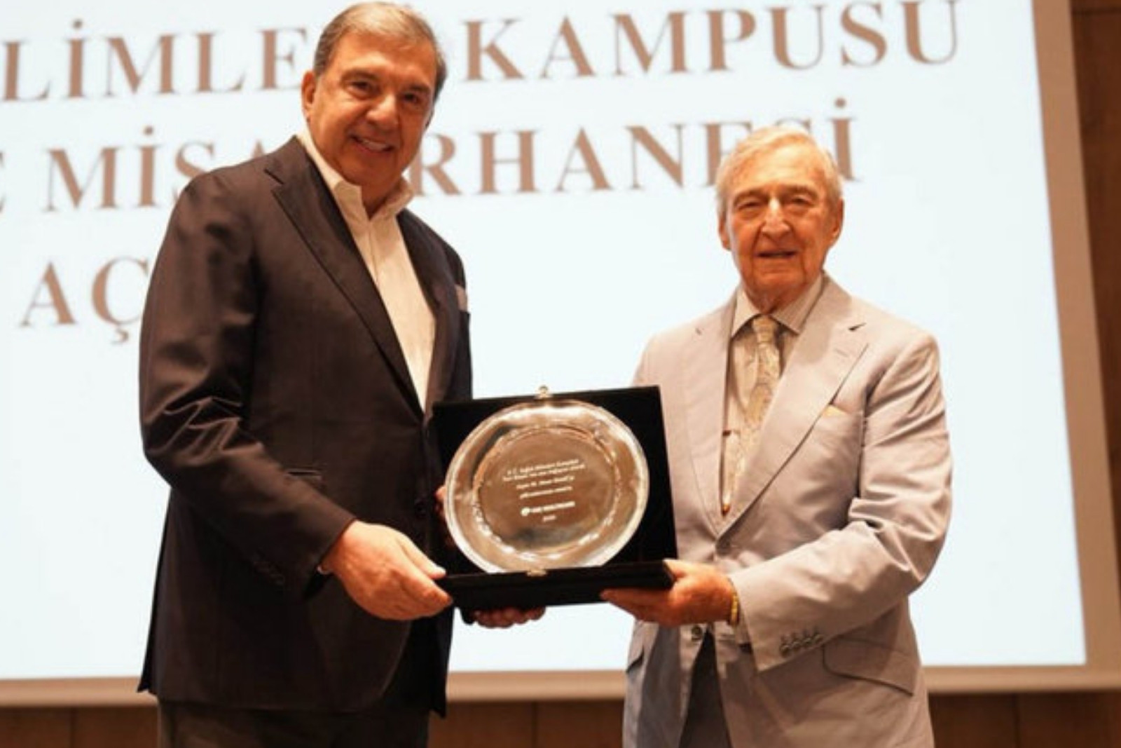 Rahmi Koç'tan Sinan Dereli'ye teşekkür plaketi, açılışla Koç Üniversitesi'nde Sinan Dereli binası hizmete girdi