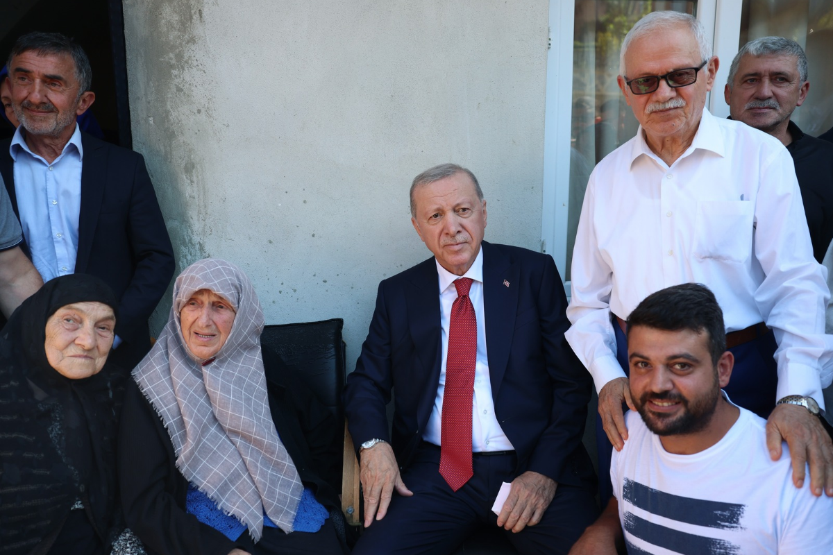 Cumhurbaşkanı Erdoğan, Rize'de komşularını ziyaret etti